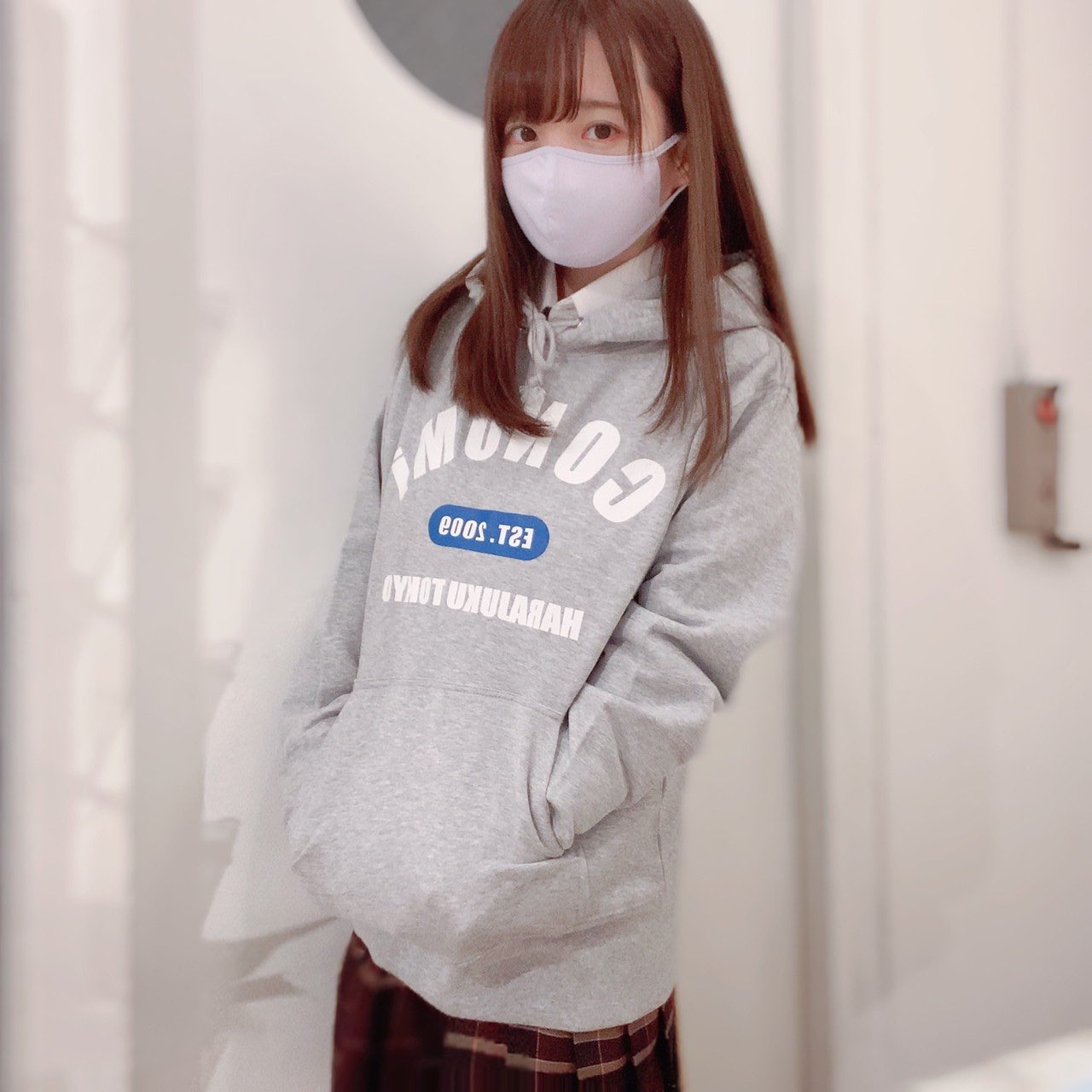 تويتر Conomi على تويتر 原宿店 パーカー着回しコーデ 大きなロゴが可愛い リボン結びしたらイマドキっぽくなりますね カラーはグレー ホワイト ブラックです 是非ゲットしてください 制服 なんちゃって制服 パーカー Jkにしかできない
