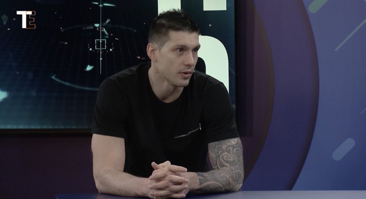 .<a href="/matiassandes22/">Matias Sandes</a> en #TiempoExtraUy “<a href="/BatistaEsteban/">Esteban Batista</a> es la primer arma ofensiva, seguido por Marcus Elliott. Por mi estilo de juego soy más un generador. Sobran manos para anotar,  me va bien el rol de armador” <a href="/DIRECTVUy/">DIRECTV Uruguay</a>