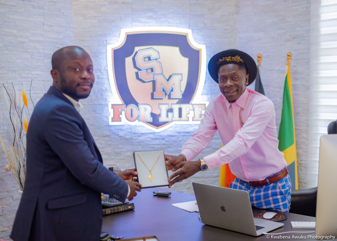 shattawalegh's tweet photo. I received a gift of a customized 24 Karat Gold necklace from Mr. Patrick Mensah Nartey @iam_PMN at the Shatta Movement secretariat and also he presented the car prize gift from the #AsaaseSoundClash. I’m grateful for the surprise gift 🎁 #SM4LYF #Badman https://t.co/uXXDF6Mbwx