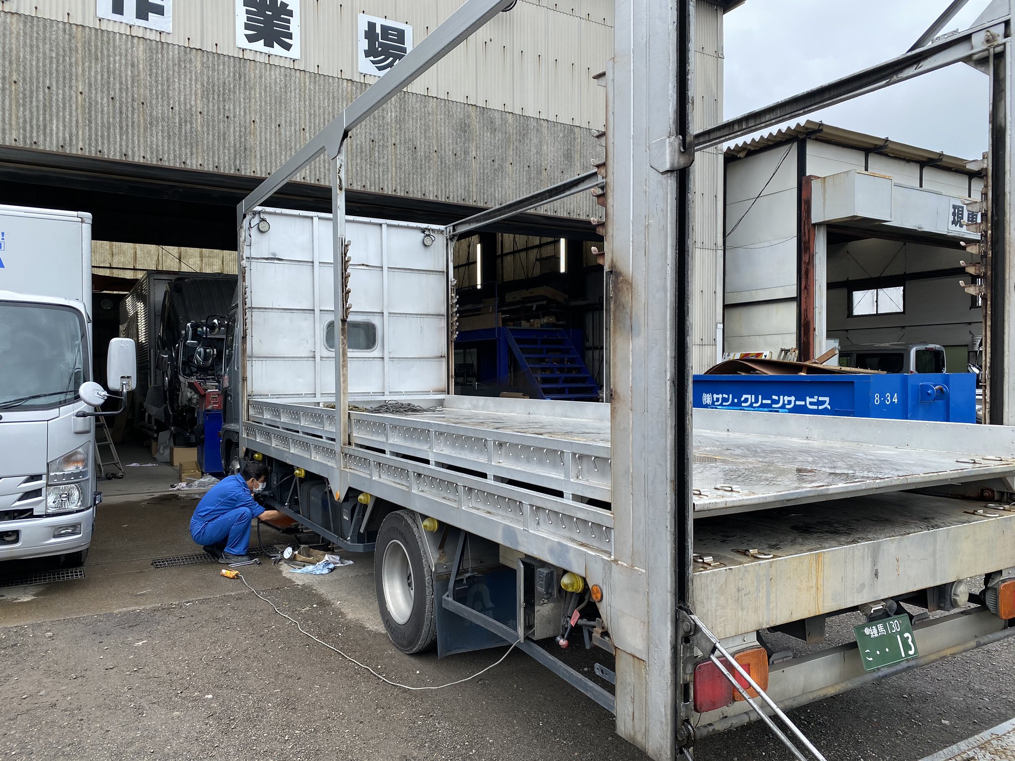 エフテック 働く車のトータルサポーター 可動2段床 ハイリフトゲートのバイク運搬車 力が無くバイクが上がらないと急遽の入庫 ポンプ吐出能力は正常 バルブパッキンの劣化が激しく油圧を保持出来ない状態が原因と判明 特殊車輌の油圧装置は特に