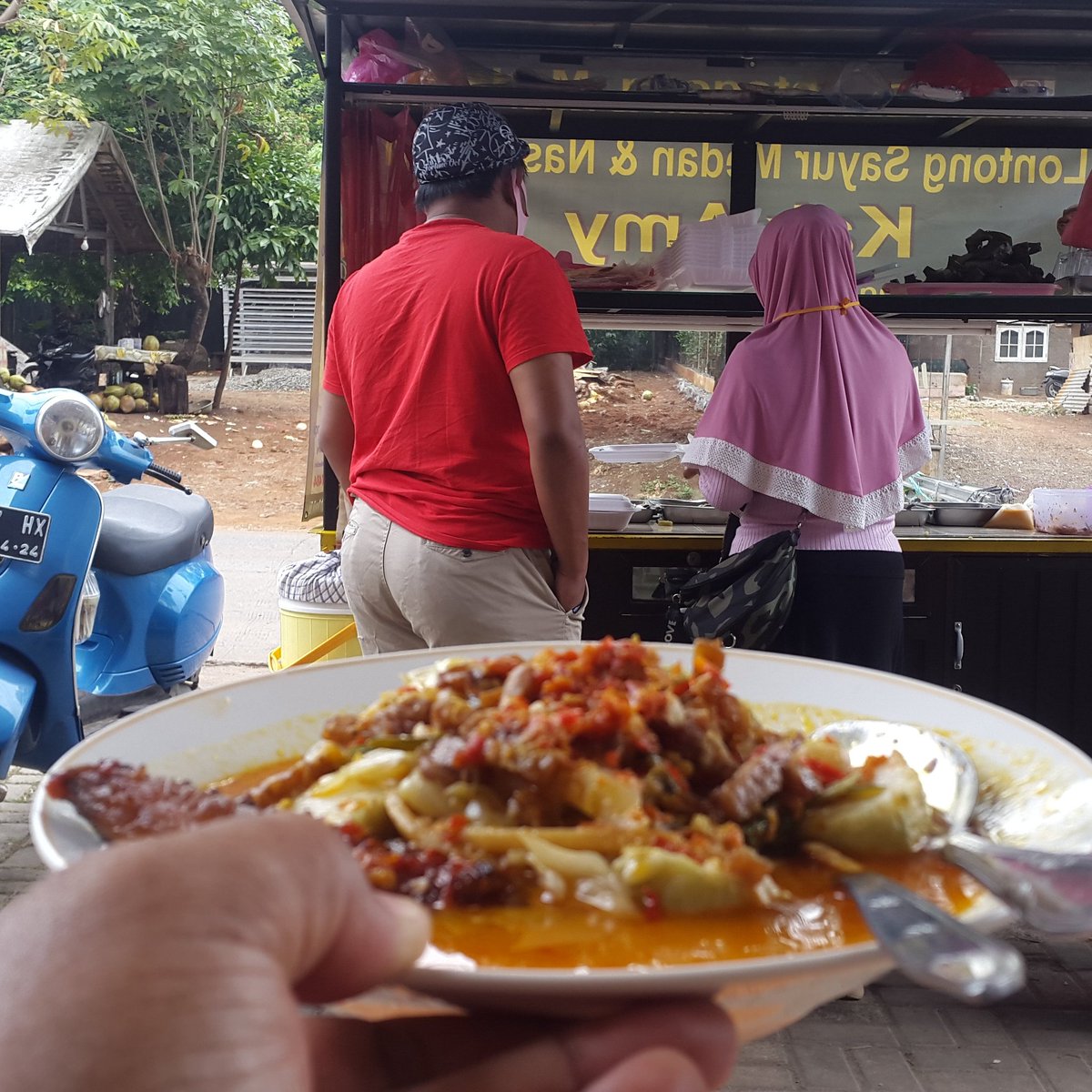 MedanSayur's tweet photo. Jangan Perang dalam keadaan perut lapar , yuk order Lontong Sayur Medan Kak Amy , tersedia di Gofood dan Grabfood cari aja : #lontongsayurmedanKakAmy 
Gatot juga tau tempat ini 
Google map : Logontogong Medan https://t.co/Tuj7uIRWll