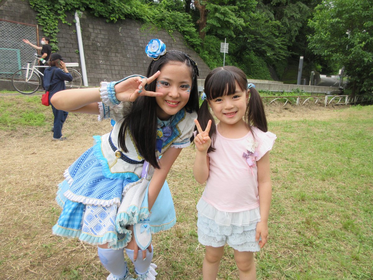 ビッ友 戦士 キラメキパワーズ 公式 オフショット 9 日 放送の ラブパトリーナ 第9話から ラブパトブルー 青瀬コハナ 山下結衣 と 迷子だった女の子 本保佳音 のツーショット 犬野お巡りさんと一緒に 無事にお母さんに会えたかな