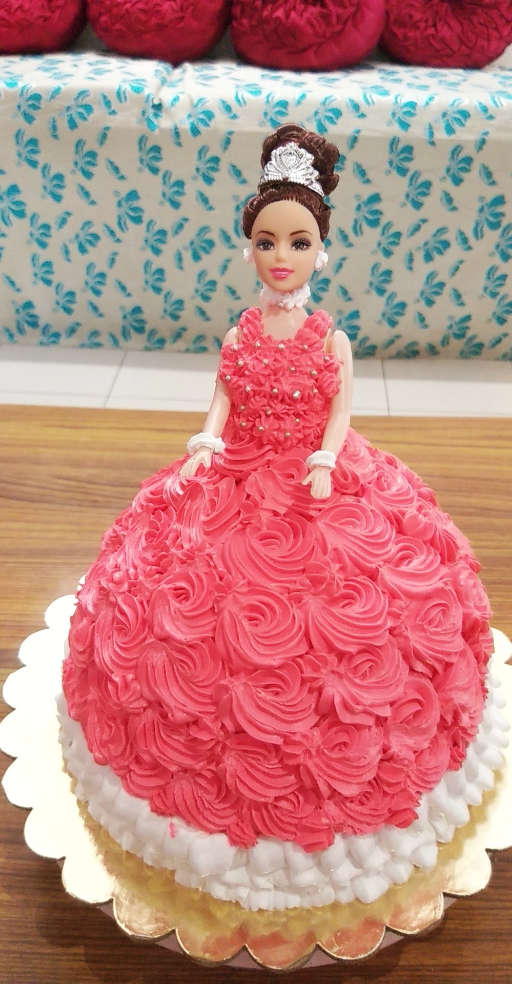 Strawberry Round Barbie Doll Cake, Packaging Type: Carton Box, Weight: 1 Kg