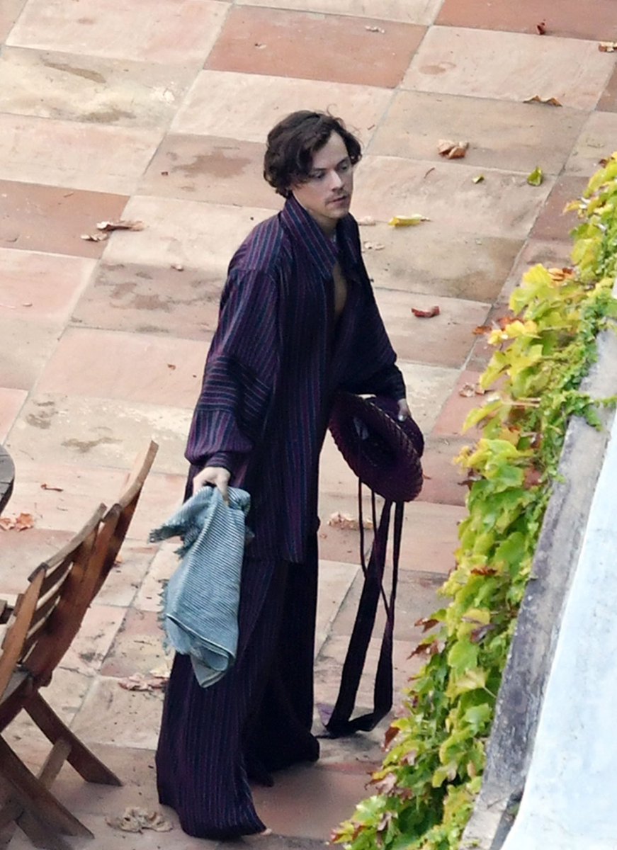 hsdcandids's tweet photo. More of Harry filming a music video in Italy - September 23 https://t.co/Kjz2RlW57K