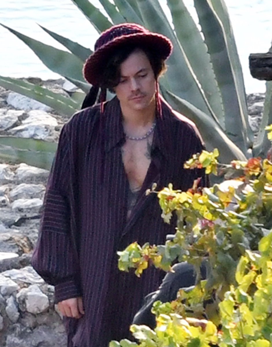 hsdcandids's tweet photo. More of Harry filming a music video in Italy - September 23 https://t.co/Kjz2RlW57K