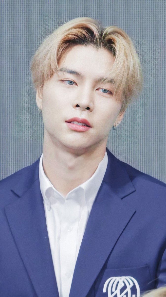 เห็นแล้วอดไม่ได้ ฮือ ถ้าพี่จอห์นผมบลอนด์แล้วใส่เลนส์สีฟ้า ไม่ไหวนายฝรั่ง (☍﹏⁰)｡