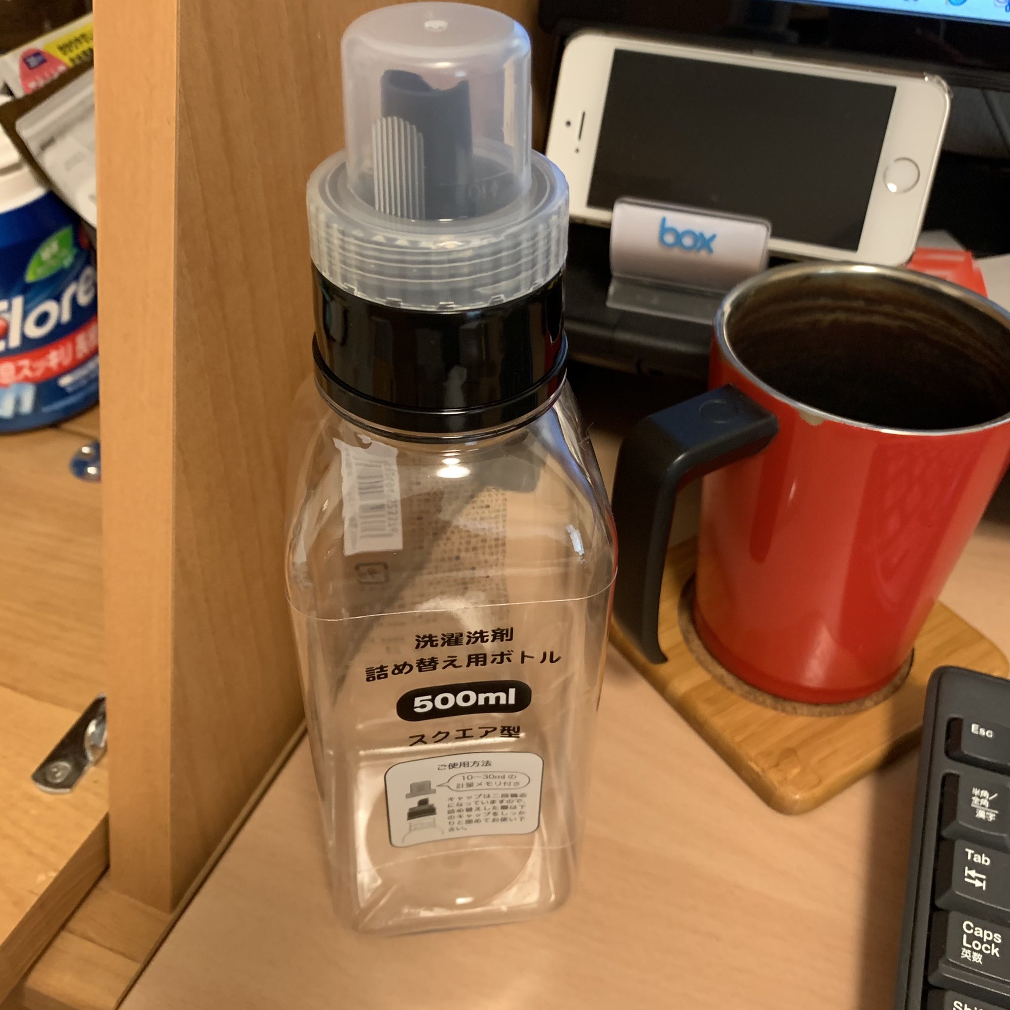 Koko 最近 近くのスーパーに 詰め替えはあってもボトルがない事が多くなってきて 洗濯用洗剤や柔軟剤変える時に困る事多くなった あと ボトルが使いづらい 持ちづらい カップの形が微妙など 何か良い方法ないかな と思っていたらセリアに救世主