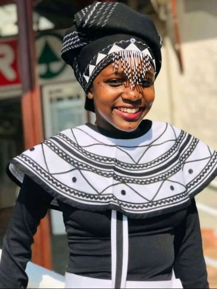 ThethaNdimamele's tweet photo. Happy #HeritageDay bantu base Mzantsi Afrika.
From
uMamQocwa, uJojo, Tiyeka, uMazikhali, uMabombo. Mandime apha hleze nifune ukuzizalanisa nam.
What's your clan name? Zithuthe ndive
😊#Umbaco https://t.co/jfhS2yMjeZ