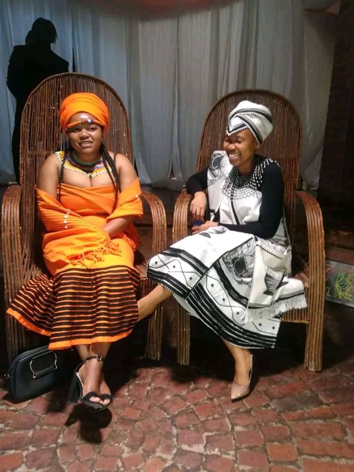 ThethaNdimamele's tweet photo. Happy #HeritageDay bantu base Mzantsi Afrika.
From
uMamQocwa, uJojo, Tiyeka, uMazikhali, uMabombo. Mandime apha hleze nifune ukuzizalanisa nam.
What's your clan name? Zithuthe ndive
😊#Umbaco https://t.co/jfhS2yMjeZ