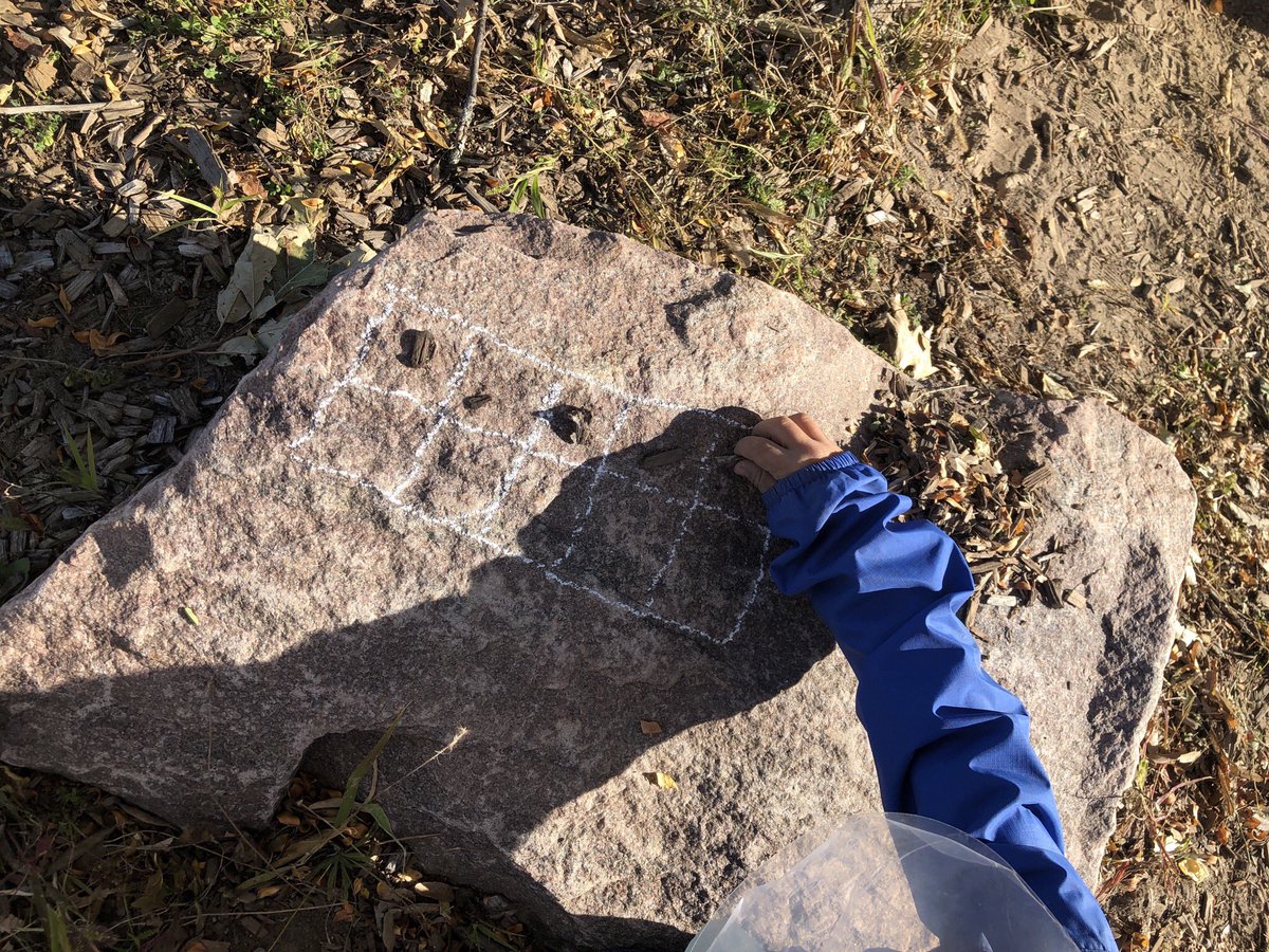 FDK_Lightning's tweet photo. We like to start off the year with lots of counting. Using natural materials and ten frames to count outside today! #mathbehaviours #outdoorlearning #kindergarten #naturalmaterials https://t.co/RxZ8paLmIh