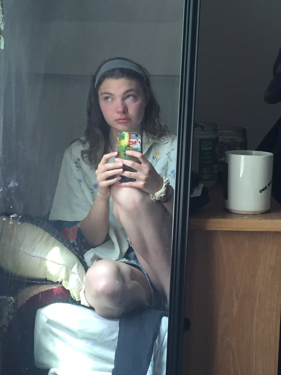 JuliaKeene's tweet photo. happy bi visibility day 🦇🦇 ive never actually posted online that i’m bisexual so here ya go!! pics of me with varying moods to celebrate 🖤🦇 https://t.co/ZbrDEfIrNI