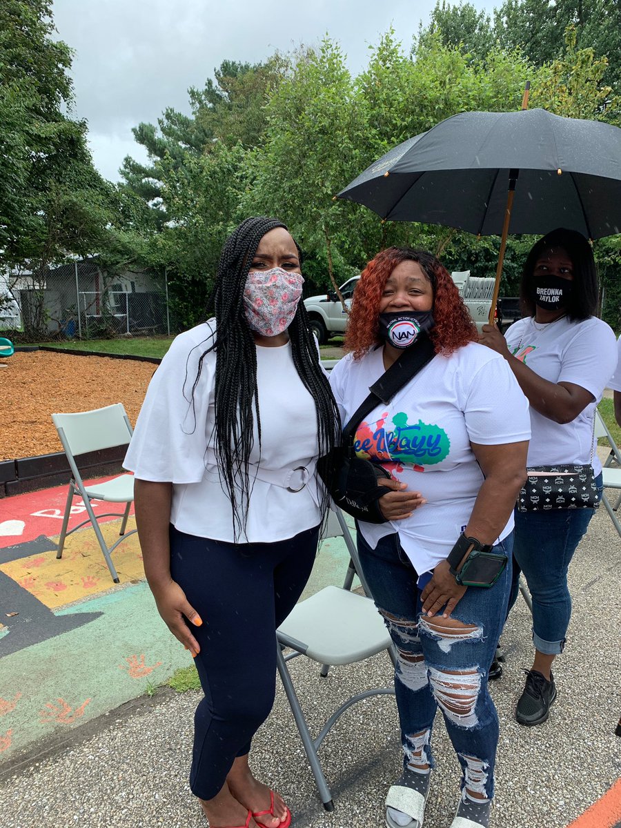 ShanekaHenson's tweet photo. How much more can Black people take? Tamika (Breonna Taylor’s mother) sis hold on to your strength, even if just by a thread. Don’t let go. #changehastocome #BreonnaTaylorMatters #BREEWAYY https://t.co/3YkBvEdWCe