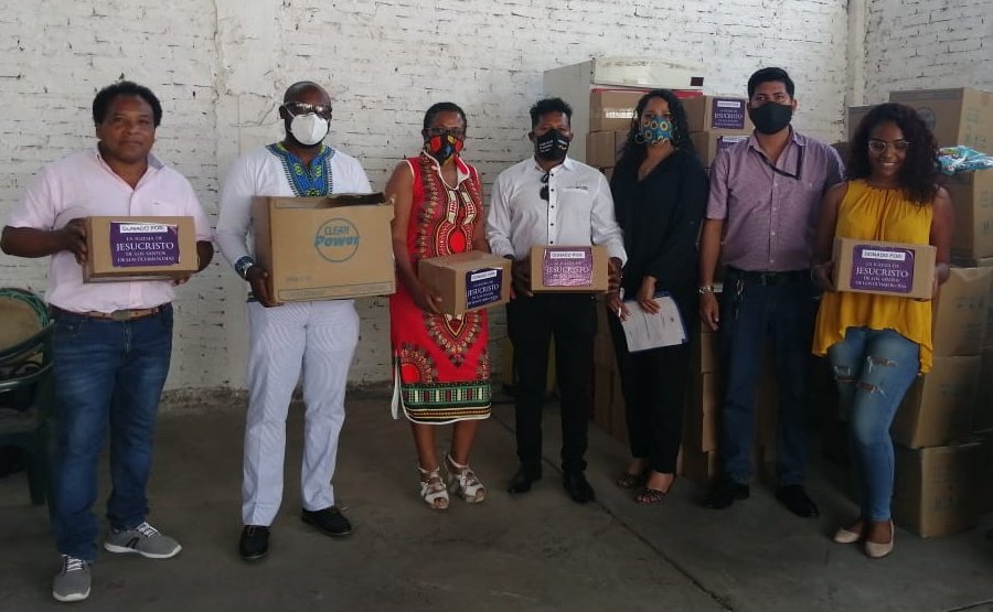 MinPresidencia's tweet photo. Viceministro de Coordinación con Movimientos Sociales, #JorgeVacaflor, visitó a la comunidad #Afroboliviana #CONAFRO de #SantaCruz en el día de la #CulturaAfroboliviana
Se realizó la entrega de 40 cajas de detergente y 100 kits de bioseguridad para la lucha contra el #COVID19 https://t.co/MbAv91tzqD