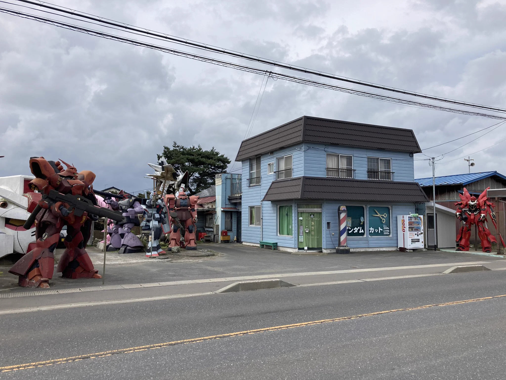 一体何屋？ガンダムのMSがたくさんあるけど床屋ですｗｗｗ
