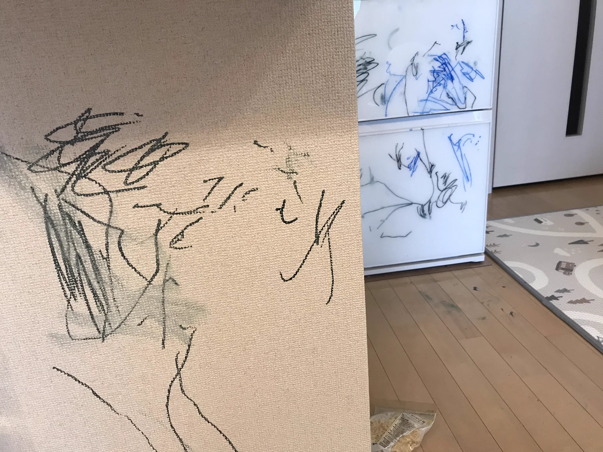 気を失ってる間に何があった…？部屋中らくがきの嵐！ｗｗ
