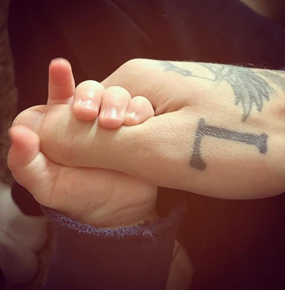 frvrhstyles's tweet photo. Your hand fits in mine like it's made just for me 🥺❤️ https://t.co/9aGtRZjbZb