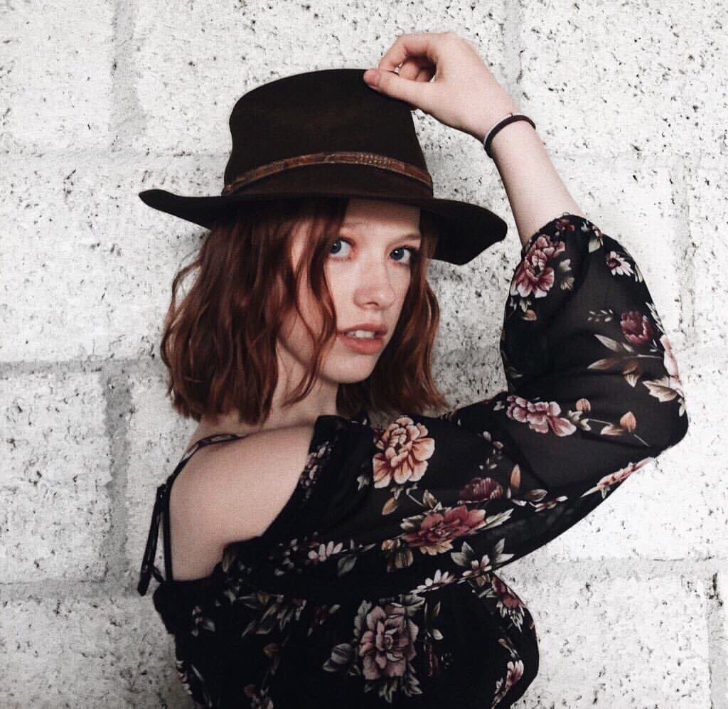 のの アンという名の少女 アン役エイミーベス マクナルティとマリラ役ジェラルディン ジェイムズが夏に再会 O 人 Cbcがnetflixとの共同制作を止めると言って打ち切られたのが去年末 モイラ ウォリー ベケットで面白いのに勿体無い 何処かで