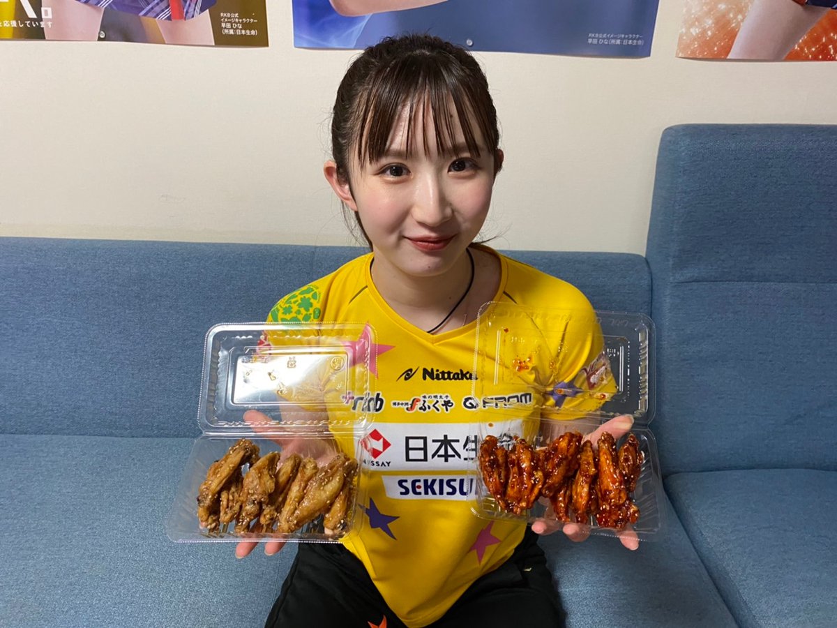 hayata_hina's tweet photo. 冷冷チキン差入れしていただきました😊
焼鳥本丸さん地元北九州のお店です。
冷たい唐揚げ初めて食べたけど美味しかったです😍 https://t.co/CyeoXS1UKX