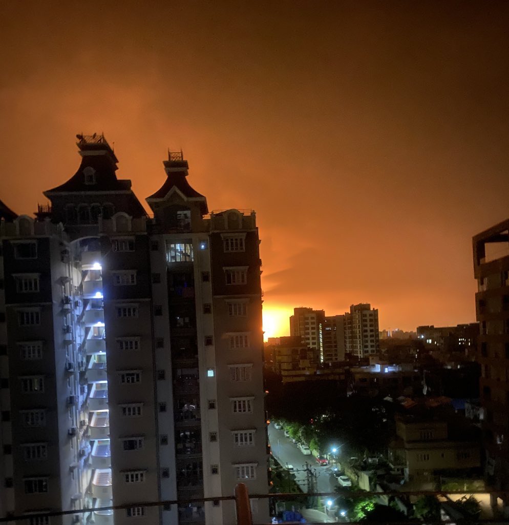 khushi_1701's tweet photo. I mistook this for sunrise in my sleep, batao 3:30 koi sunrise hota hai kya🤦🏻‍♀️
#suratblast #surat4amsunrise https://t.co/W9kEj8o3b1