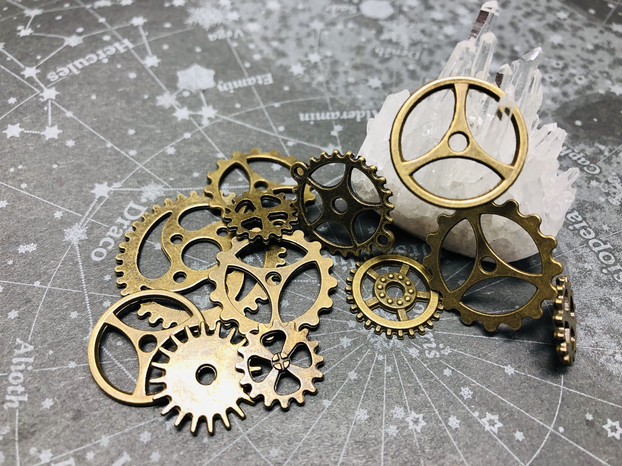 Ca東京 Crystal Bloom ご予約受付中 スタッフオススメ商品 歯車チャームパーツ カラーが6色あるので 他のカラーと合わせ使いもカッコイイ ガンメタ シルバーや カッパー ゴールドの合わせがエモい あえて荒くヤスリで削って 傷を付け