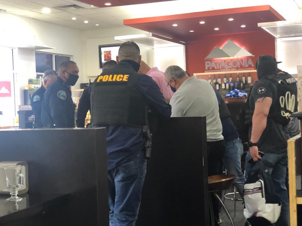 maibortpetit's tweet photo. Hoy #23septiembre hubo un operativo conjunto de la #DEA y fuerzas especiales en el restaurante la Patagonia de El Doral #Florida y arrestaron a cuatro sujetos de nacionalidad venezolana. Los cargos aún no se han dado a conocer. https://t.co/WlmmTebqWT