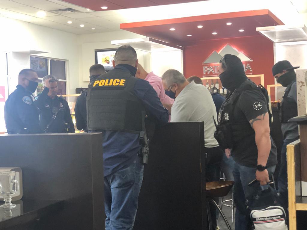 maibortpetit's tweet photo. Hoy #23septiembre hubo un operativo conjunto de la #DEA y fuerzas especiales en el restaurante la Patagonia de El Doral #Florida y arrestaron a cuatro sujetos de nacionalidad venezolana. Los cargos aún no se han dado a conocer. https://t.co/WlmmTebqWT