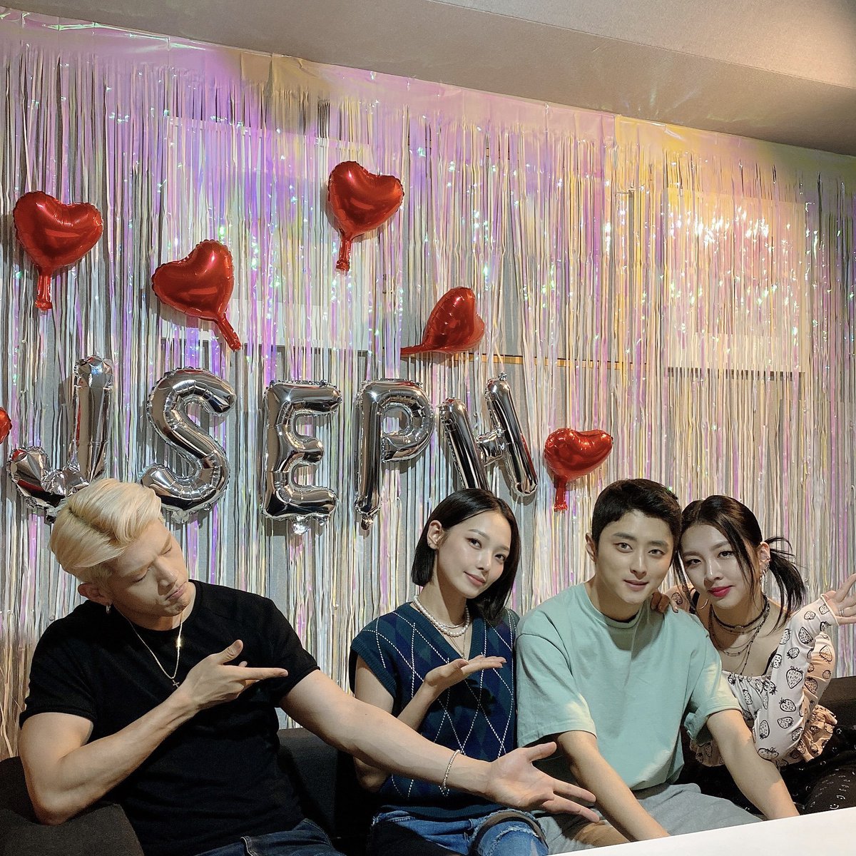 I've been staring at this photo for a while and my heart just melts
SoWoo hits and nags him on a daily basis but they adored him so much just look at them!!! And don't even get me started on Matthew 🤧