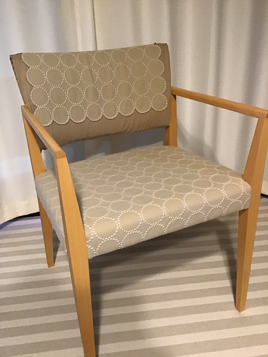 Strawberry Farm 友人宅の椅子カバーの張り替えを依頼されました ミナペルホネン のファブリック Dop タンバリン で リメイク 背もたれ 私担当 してみました パパ 座椅子担当 とのコラボで す