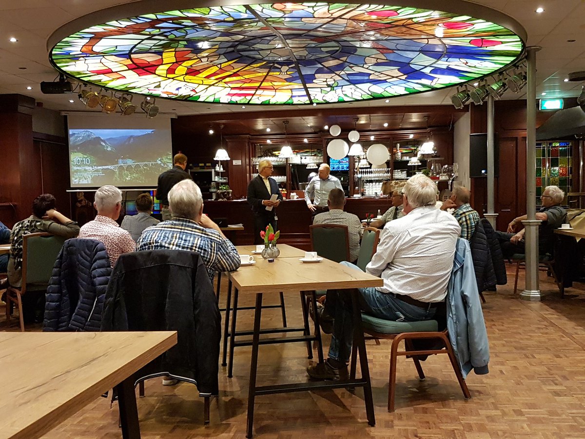 AadatSXB's tweet image. Met dank aan @AutoCombi krijgen alle chauffeurs van de splinternieuwe #rolstoelbussen @SaxenburghGroep door @VastisBeter een dag instructie. Bij #ZaalMulder #Hardenberg een dagje #theorie en #praktijk bijspijkeren en meteen een mooi stukje #teambuilding...