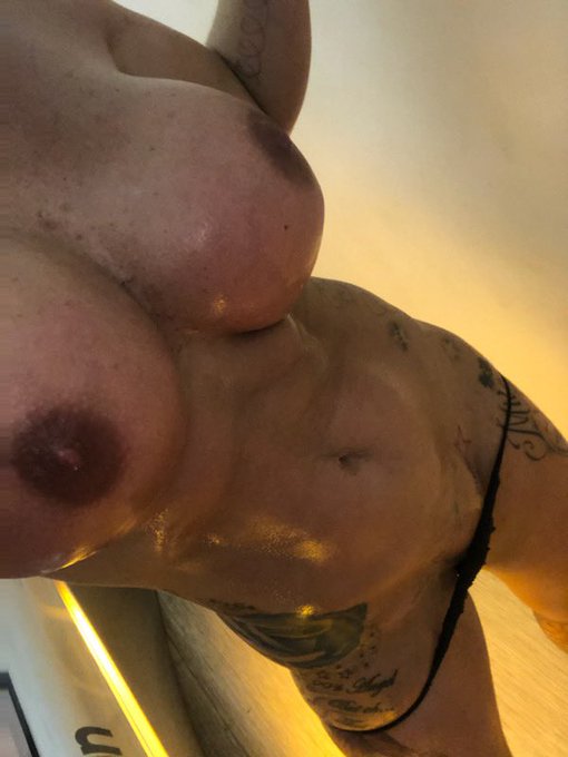 Guys and girls. give me some feedback please. Can you notice a difference in my gym progress taken yesterday