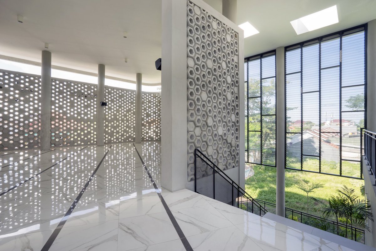 AlFozanAward's tweet photo. - Honeycomb Mosque
- Architects : Andyrahman
- Location : Indonesia
- Year : 2020
.
.
#AFAMA #Fourth_cycle #Mosques_of_the_world https://t.co/pad5Ke0JO0
