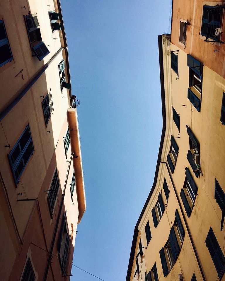 SanremoOn's tweet photo. Sembra ieri, guardavamo il cielo cadere sui tetti dei palazzi.

#Repost #Instagram @giulia_timpano https://t.co/bwyWsPznRg