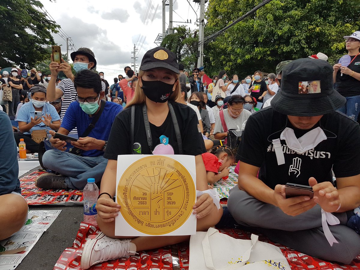  #Thailand protesters drew the plaque infront of  #parliament. The initial brass plaque was embedded infront of  #palace over weekend but since removed. Protesters want to make a point that they can put the plaque anywhere, any time to continue with call for change  #ประชาชนปลดแอก