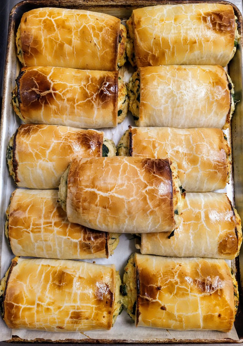 A whole lotta spinach and ricotta rolls freshly baked just for you. Yum! 🤠😋