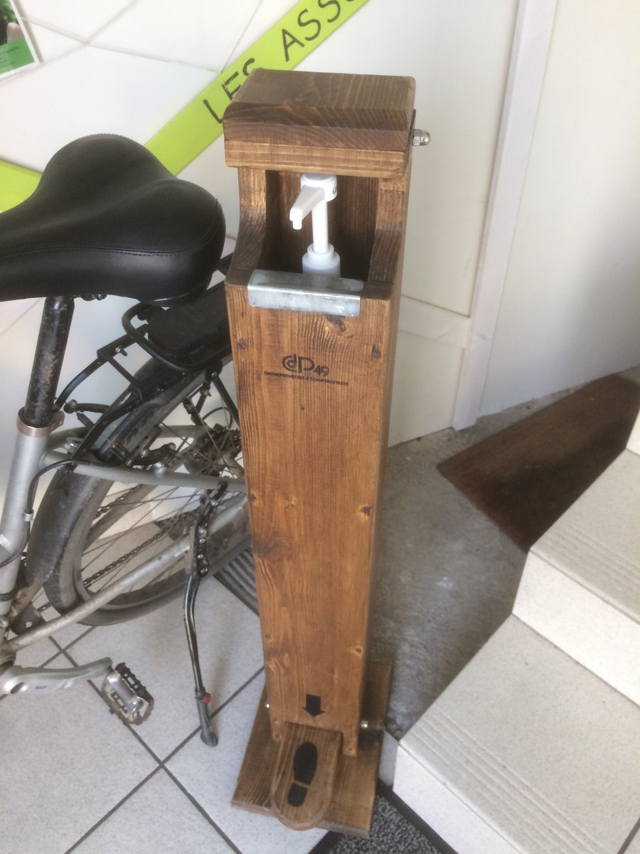 Notre créateur #recycleur Alban Descloux conçoit des #distributeurs #gelHydroalcoolique à pied robustes personnalisables. Faites appel à lui pour votre distributeur.
<a href="/Angers/">Ville d'Angers</a> <a href="/angersinfo/">Angers Info</a> @Angers_FAE @CCI49 <a href="/SCIC_Cooperer/">Coopérer</a> 
#Protocole #artisanat #ecoresponsable #circuitcourt #local