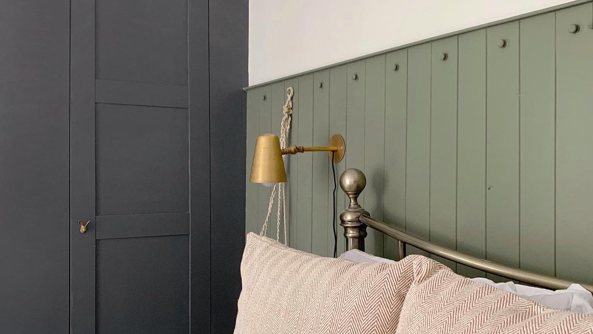 We adore the colours and textures used in this gorgeous corner! Panelling is painted in our ‘Moss’, wardrobe ‘Marsh Harrier’ and wall ‘Dovetail’. Thank you to Hannah insta’s @ Cotswold Cottage 📷 for sharing with us! #fenwickandtilbrook #countrydecor #countrystyle #bedroomstyling