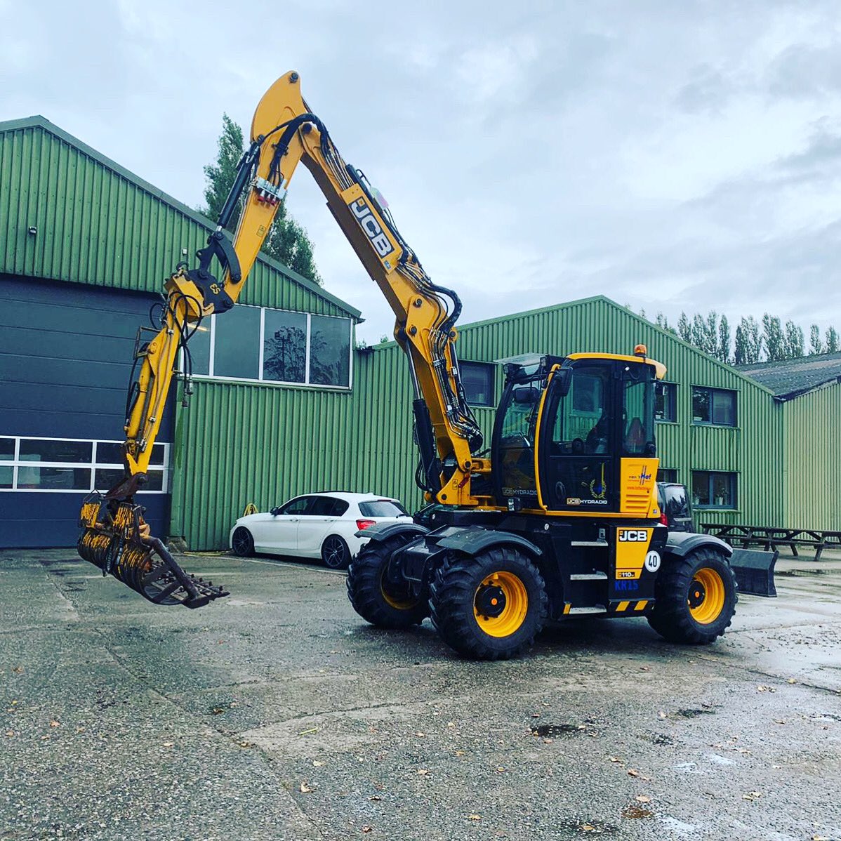 Hoftechniek's tweet photo. Altijd leuke foto’s te ontvangen van enthousiaste klanten. Onze JCB Hydra Dig in de verhuur voor het maai seizoen. We wensen Minekus Zuidland veel plezier met de machine. https://t.co/6WDyM7Ld6J