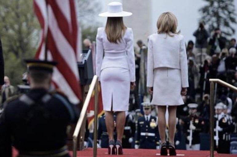 📍Cumbre Trump-Macron, ceremonia oficial en La Casa Blanca, 2018. 
📸 La foto que se destaca de ellas es la que veis, con titulares como: “Melania y Brigitte visten del mismo color pero lucen cuerpos distintos”‼️

Compartes que hay razones para seguir trabajando por la #igualdad?
