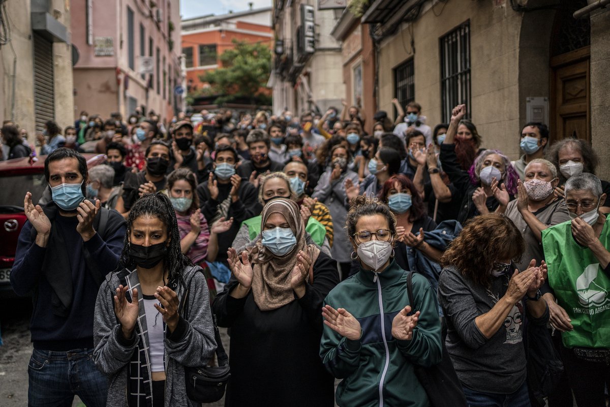 OlmoCalvo's tweet photo. "La presión popular logra parar dos desahucios en barrios de Madrid al borde del confinamiento"
Fotos de la paralización del desahucio de Paco en Lavapiés.
@eldiarioes
#Olmo35 #Olmo35SeQueda
https://t.co/1guTKOo67R https://t.co/Y3zVOzJEG7