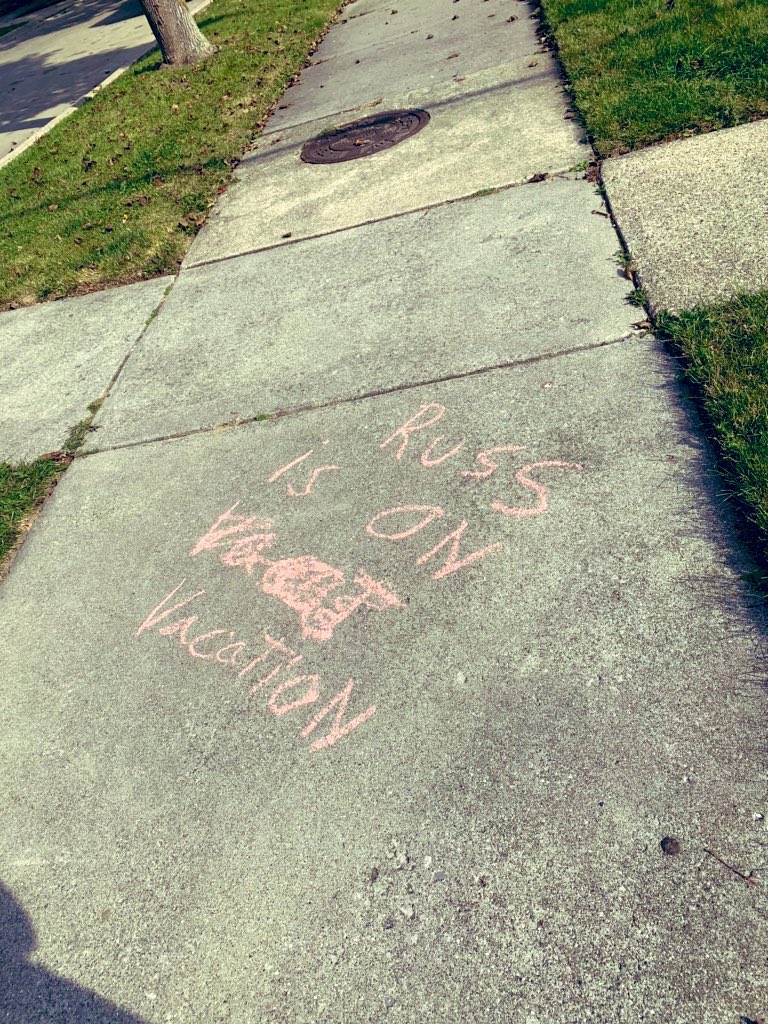 manderpanderss's tweet photo. My mailman, Russ, gives us a friendly reminder via sidewalk chalk whenever he will be on vacation #mailman #thanksforthememo #Memes https://t.co/pPOvds1nvI