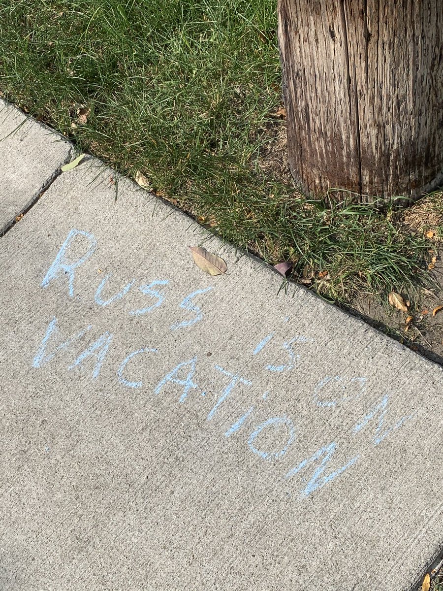 manderpanderss's tweet photo. My mailman, Russ, gives us a friendly reminder via sidewalk chalk whenever he will be on vacation #mailman #thanksforthememo #Memes https://t.co/pPOvds1nvI