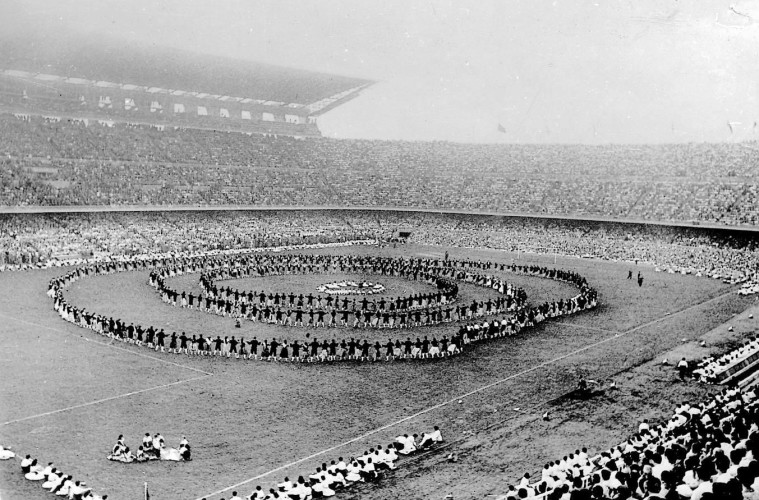 ⚽#TalDiaComAvui de 1957 s’inaugurava el #CampNou amb un partit entre el <a href="/FCBarcelona/">FC Barcelona</a> i el Varsòvia.

Durant el descans, 1.500 persones van ballar una sardana sota la direcció de l'Agrupació Cultural Folklòrica de #Barcelona.