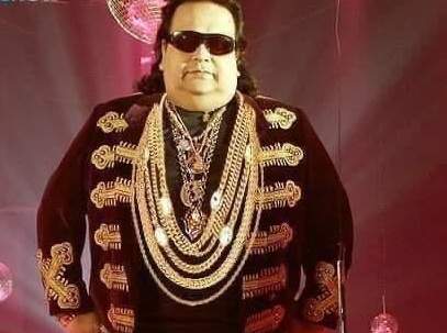 The music label pleads with Bappi Lahiri to settle the case out of court for the sum he is baying for. The defendant sings paeans of his musical genius, extolling of his showy wealth and generosity.Bappi’s shiny heart of gold melts.