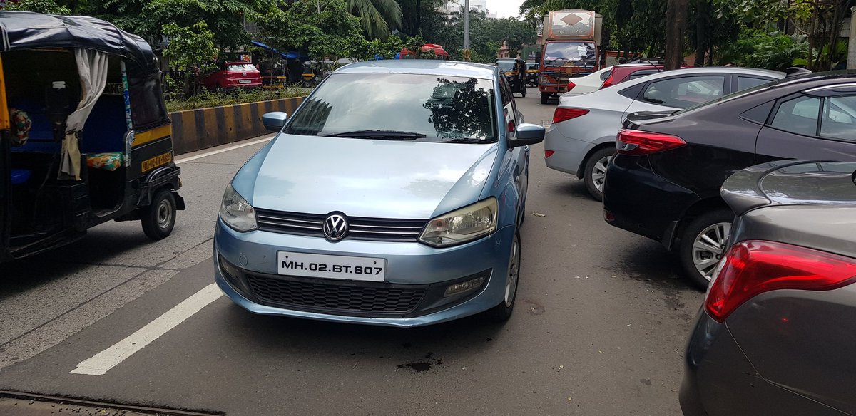 JJkumar4's tweet photo. @MumbaiPolice @mtptraffic Veera Deasi Road Andheri West today morning. Parked in middle of road, blocking other parked cars, impediment to traffic flow. Arrogant behaviour by car owner when asked. https://t.co/2Xr5fgWEQP https://t.co/KHvgxk1d8S