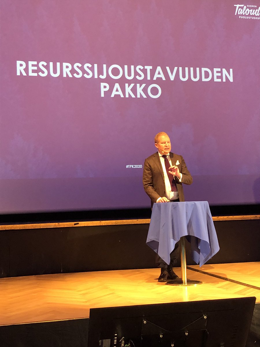 RiittaLT's tweet photo. Valkoisessa salissa #tpk2020 pohditaan, miten korona-aika muuttaa rakenteita, mitä yritysten on pakon edessä opittava. @pekkamattila @hsfi @AaltoEE Taloudenpuolustuskurssi vuodesta 2015! Vuonna 2020 streaminä, tietenkin. https://t.co/GlUMuBAEMV