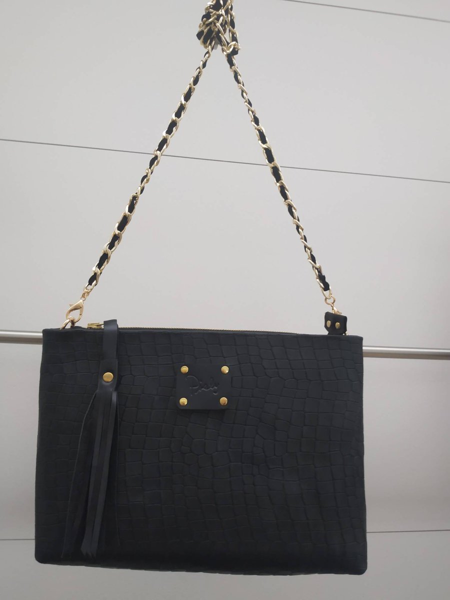 bolsospiely's tweet photo. Que viene el coco!! En mi caso el cocodrilo...
Aprovechando las tendencias iré presentando los bolsos de piel con grabado en coco con una amplia gama
de tamaños , diseños y colores. 
Bolsos bandera en piel coco negra mate.
#Bolsospiely
#coconegro
#artesaniagranada
#modamujer https://t.co/otbLc62XWK