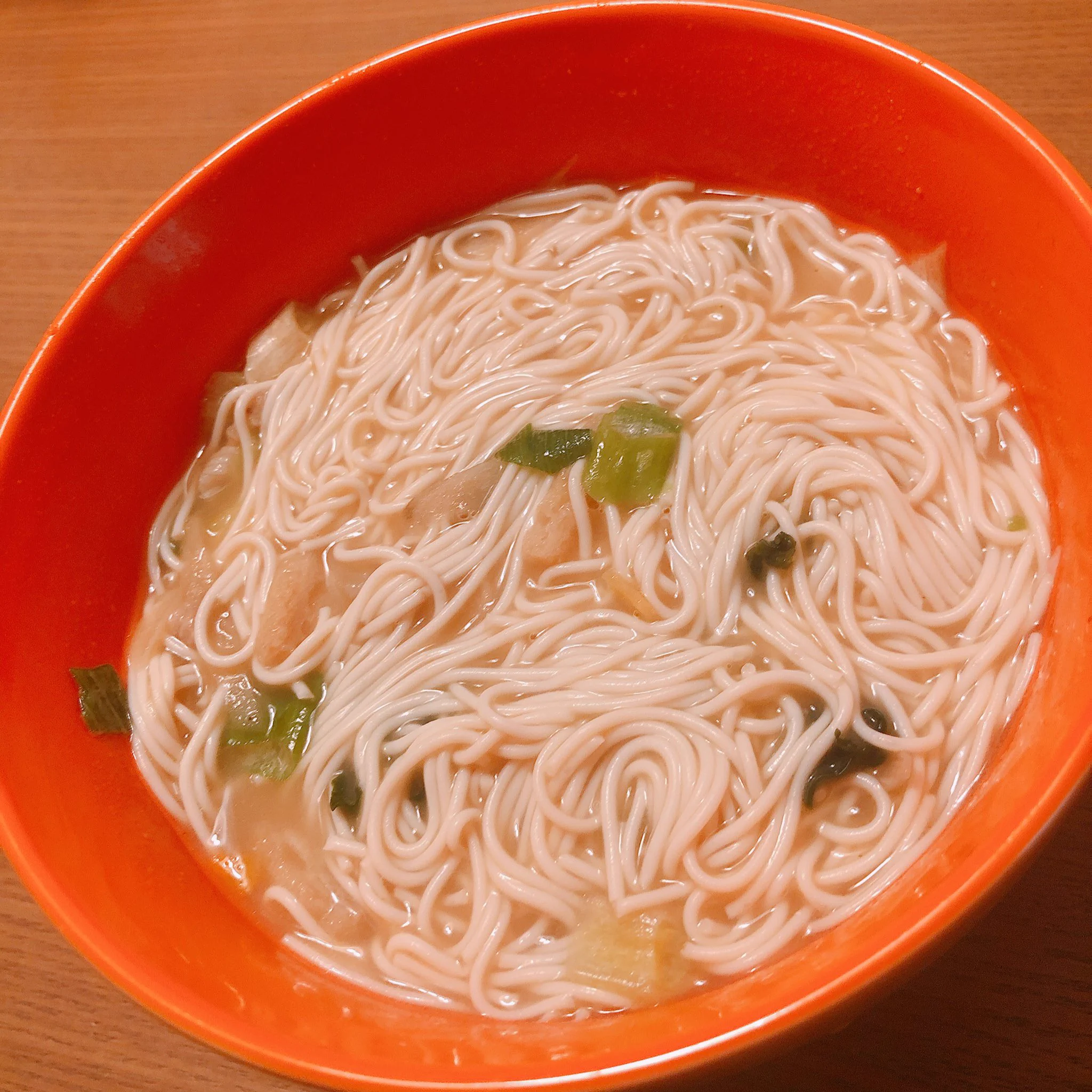 お昼はこれを作ってみた〜！🥳
薬味はわさびをいれました〜！
あったかくて美味しい😋  