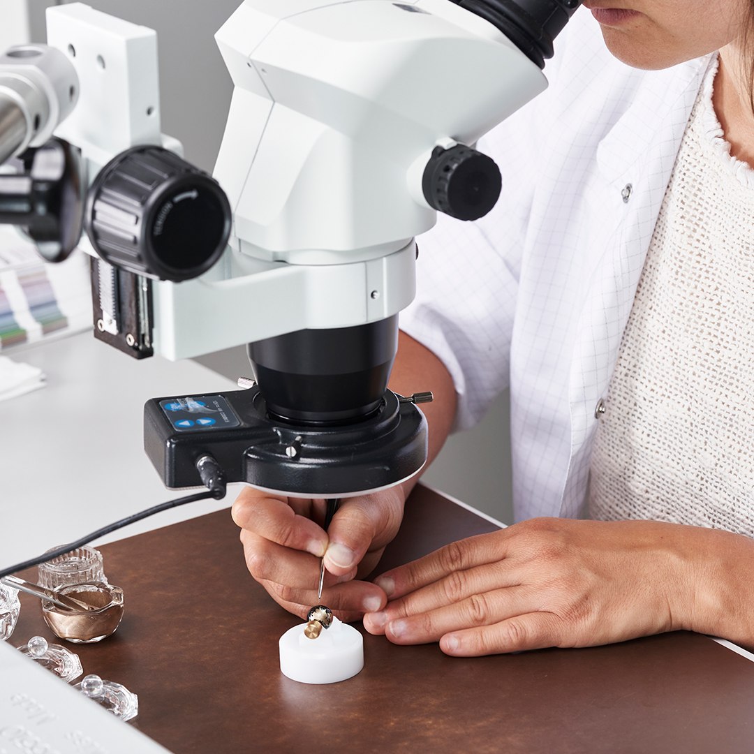 GirardPerregaux's tweet photo. The Cosmos Infinity edition honours the métiers d'art by revealing the micro-painting technique. The main difficulty lies in the alignment and the fineness of the elements to be painted as they are drawn freehand.
#GPInfinity #Swissmade #Craftsmanship #KnowHow https://t.co/pM0FECGeKz