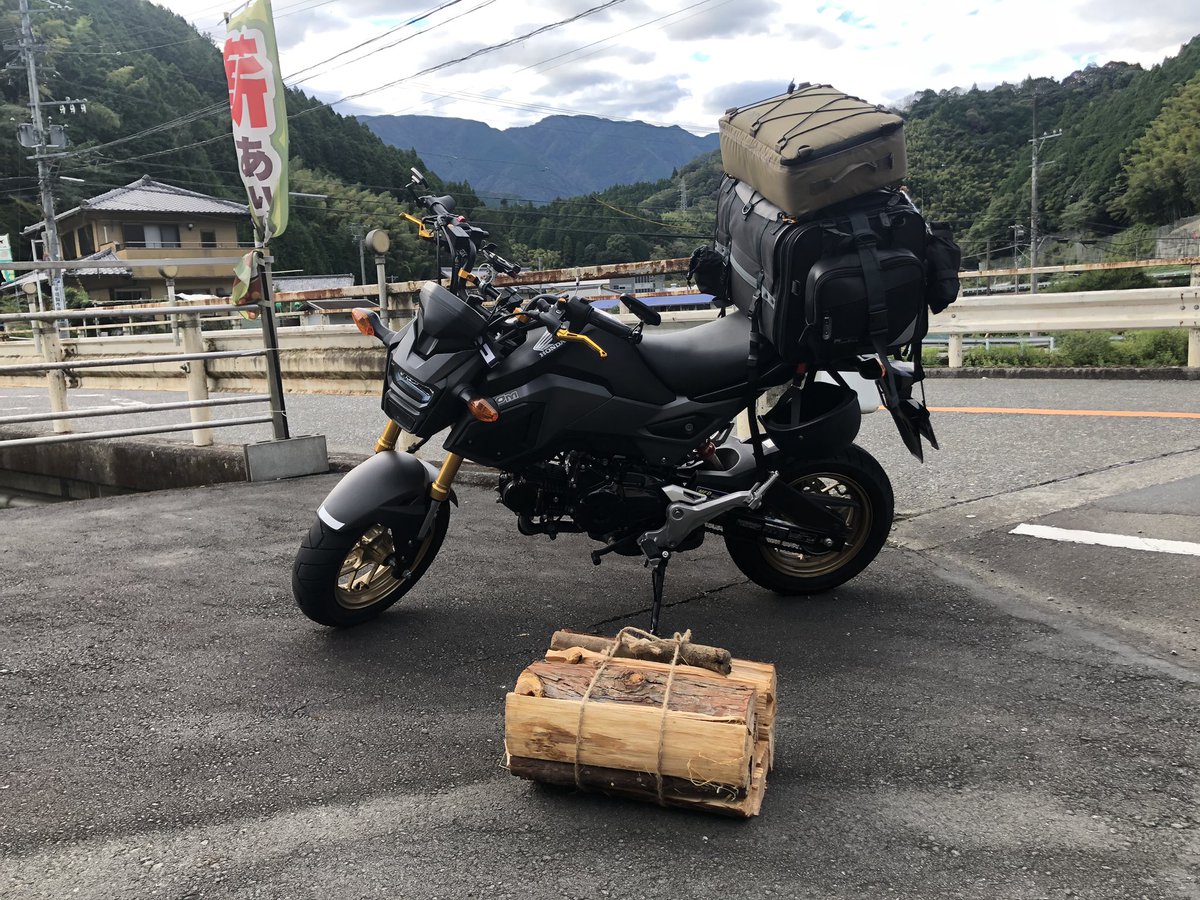 ももっち 薪ゲット バイクでも運べるもんやなぁ グロム バイク キャンプ