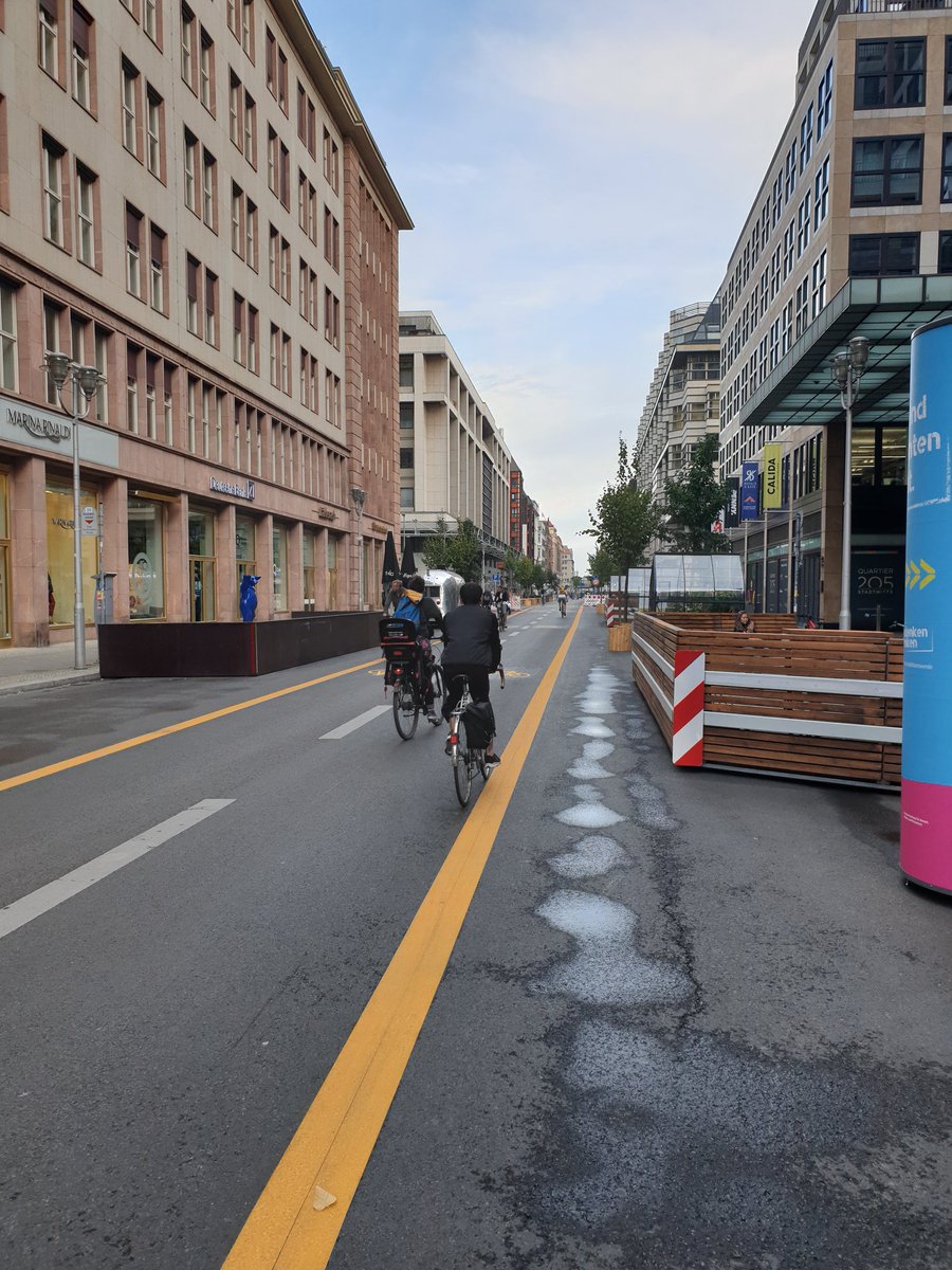 Bu arada Berlin'de... Şehrin en merkezi ve önemli caddelerinden Friedrichstrasse sadece bisiklet caddesi haline getirildi...
#0emisyonluhareketlilik 
#AvrupaHareketlilikHaftası